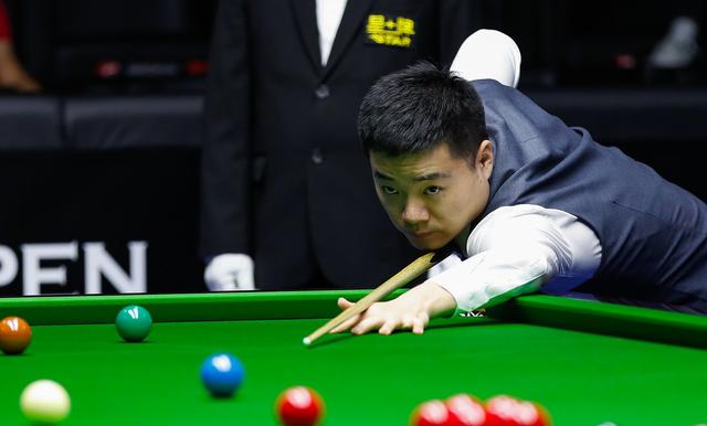 弗里克和教练组合影，共同庆祝八月最佳教练这一荣誉